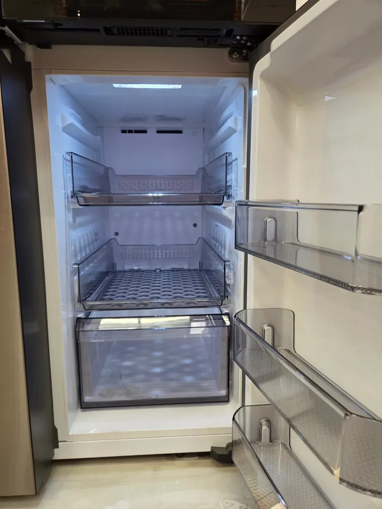Refrigerator freezer compartment