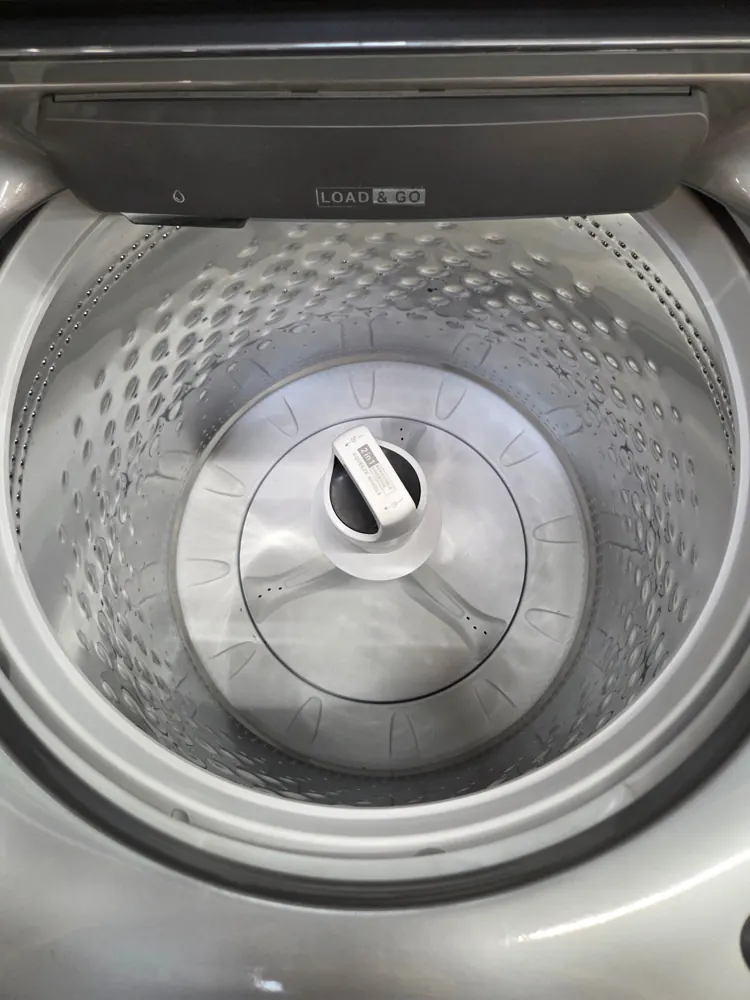 Top-load washer drum and agitator